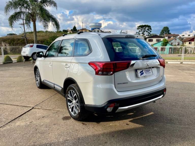 MITSUBISHI - OUTLANDER - 2016/2017 - Branca - R$ 105.900,00