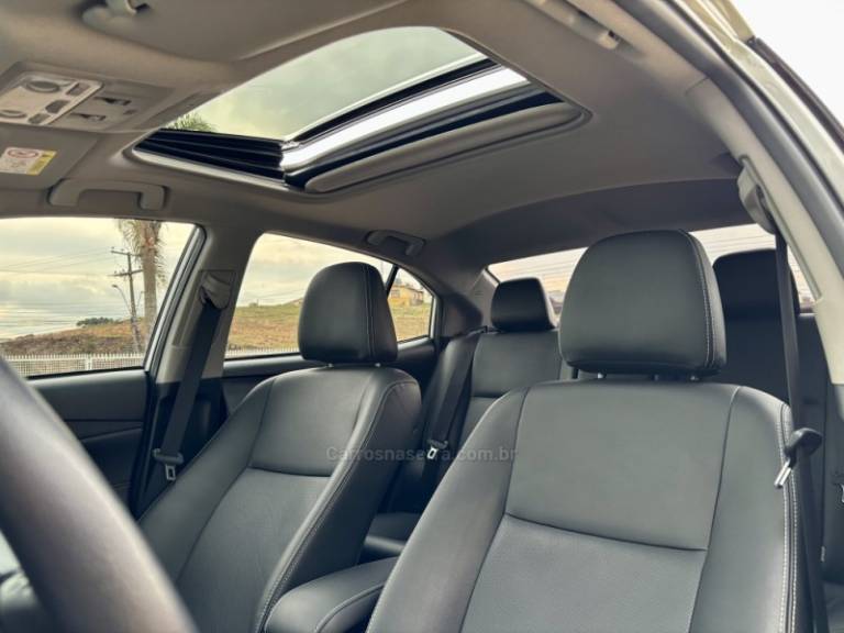 TOYOTA - YARIS - 2023/2024 - Branca - R$ 114.900,00