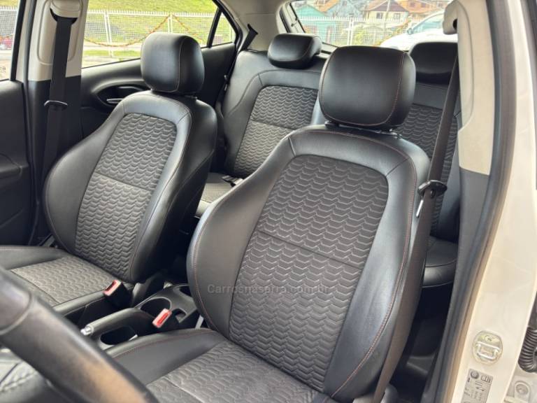 CHEVROLET - ONIX - 2016/2017 - Branca - R$ 64.900,00