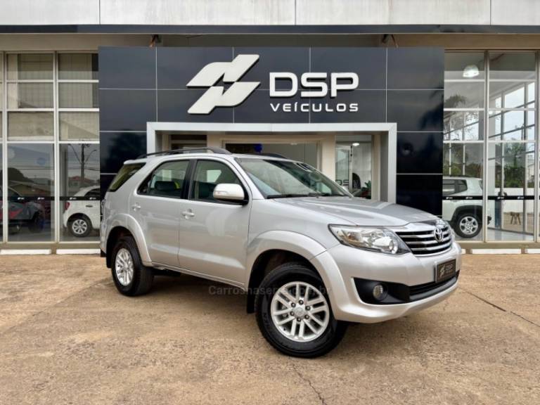 TOYOTA - HILUX SW4 - 2013/2013 - Prata - R$ 111.900,00