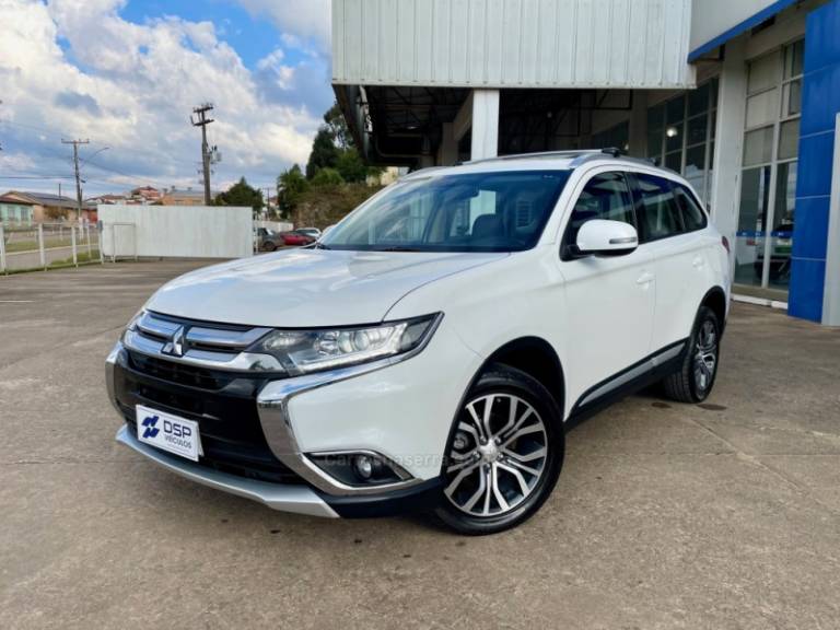 MITSUBISHI - OUTLANDER - 2016/2017 - Branca - R$ 105.900,00