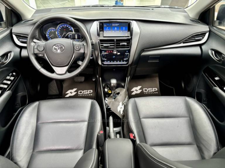 TOYOTA - YARIS - 2023/2024 - Branca - R$ 114.900,00