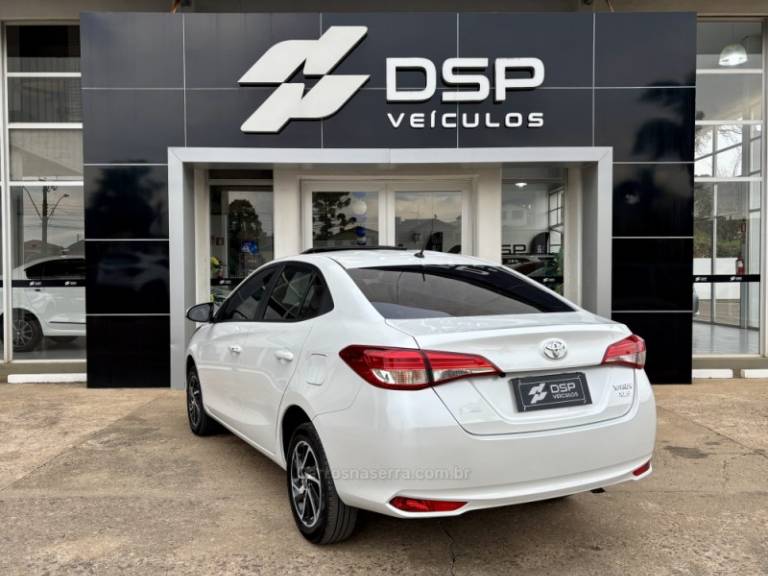 TOYOTA - YARIS - 2023/2024 - Branca - R$ 114.900,00