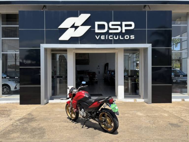 HONDA - CB 300R - 2015/2015 - Vermelha - R$ 16.900,00