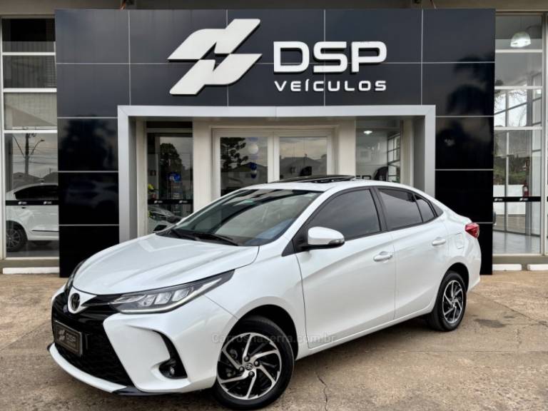 TOYOTA - YARIS - 2023/2024 - Branca - R$ 114.900,00
