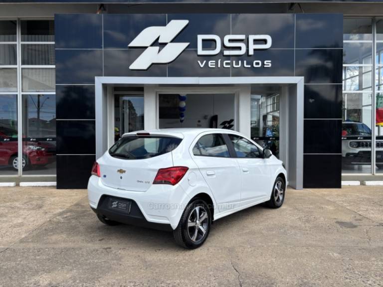 CHEVROLET - ONIX - 2016/2017 - Branca - R$ 64.900,00
