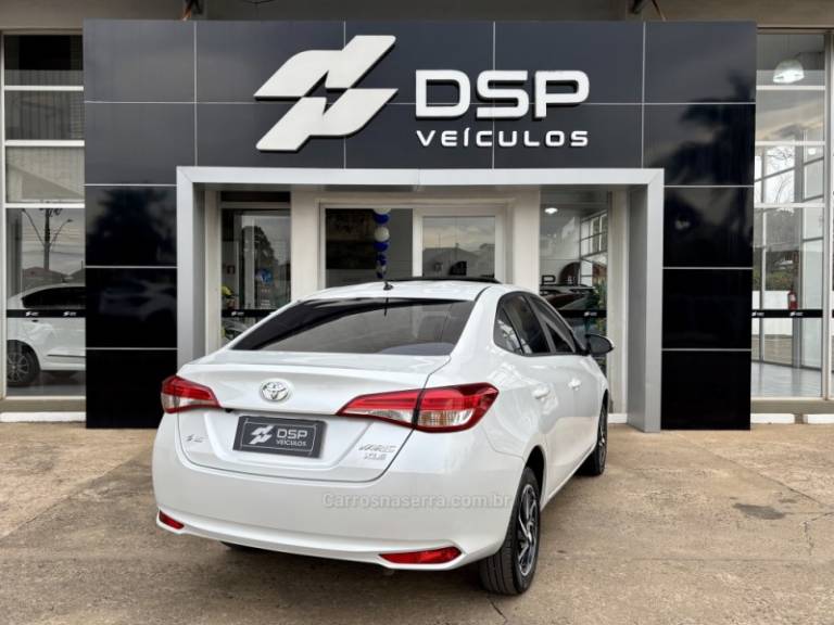 TOYOTA - YARIS - 2023/2024 - Branca - R$ 114.900,00