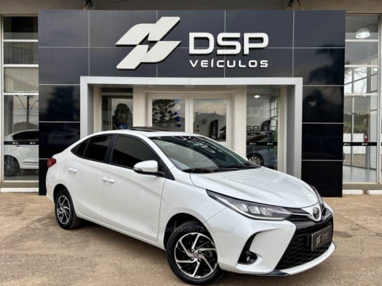 TOYOTA - YARIS - 2023/2024 - Branca - R$ 114.900,00