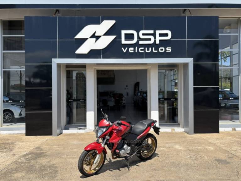 HONDA - CB 300R - 2015/2015 - Vermelha - R$ 16.900,00